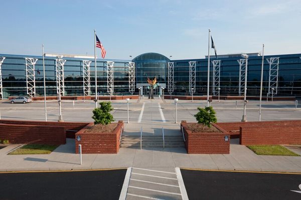 Roanoke-Blacksburg Regional Airport sees bump in holiday traffic while many opt for road trips