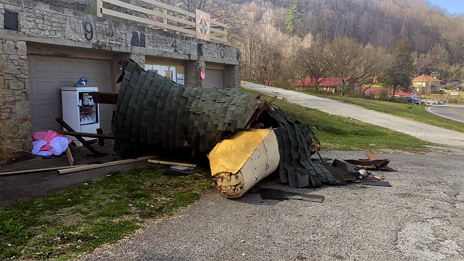 Kentucky town rallies to restore beheaded Mother Goose