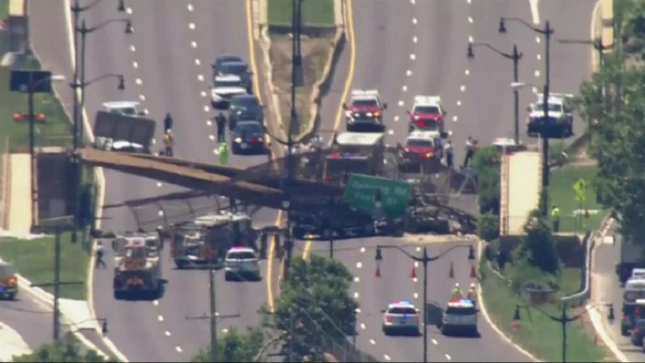 5 people injured after collapse of a pedestrian bridge