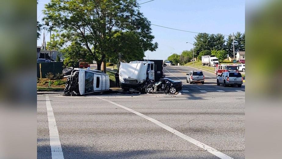 One hurt after several vehicles crashed in Roanoke